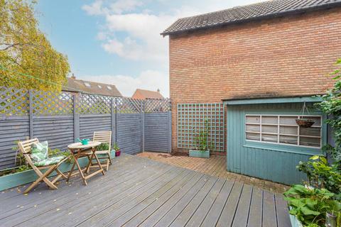 2 bedroom semi-detached house to rent, St Michaels Close, Beckton, London, E16