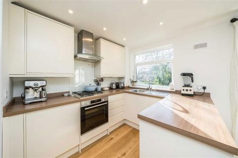 2 bedroom flat for sale, Harrowdene Gardens, Teddington TW11