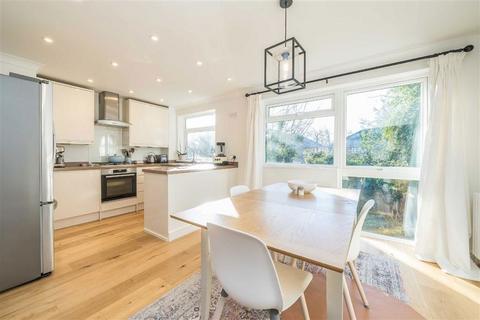 2 bedroom flat for sale, Harrowdene Gardens, Teddington TW11