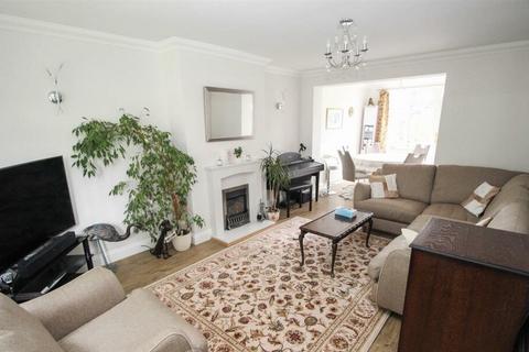 3 bedroom semi-detached house to rent, The Avenue, Billericay