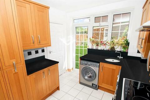 3 bedroom semi-detached house to rent, The Avenue, Billericay