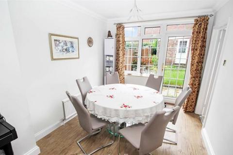 3 bedroom semi-detached house to rent, The Avenue, Billericay