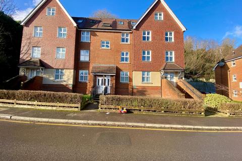 2 bedroom flat to rent, 76 Garlands Road, Redhill RH1