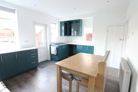 3 bedroom semi-detached house to rent, Collin Avenue, Nottingham NG10