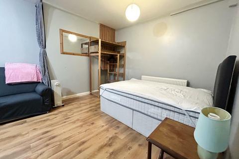 Studio to rent, Studio Flat To Let - HP12 (ALL BILLS INCLUDED)