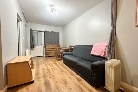 Studio to rent, Studio Flat To Let - HP12 (ALL BILLS INCLUDED)