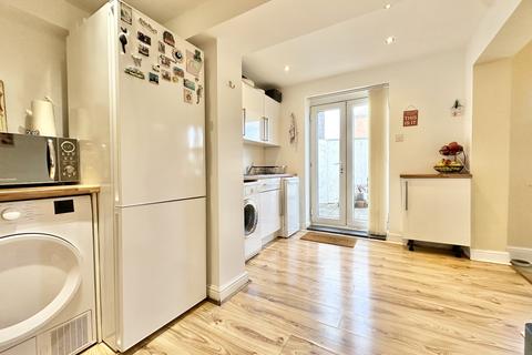 2 bedroom end of terrace house for sale, Kinson Road, Bournemouth BH10