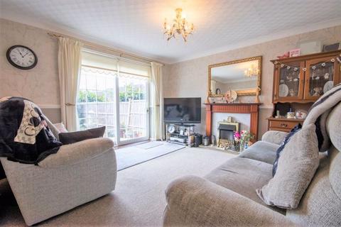 3 bedroom house to rent, Roseberry Gardens, Upminster RM14