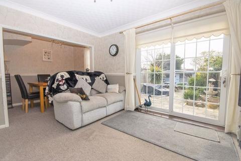 3 bedroom house to rent, Roseberry Gardens, Upminster RM14