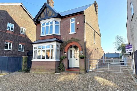 4 bedroom detached house for sale, Chiltern Road, Dunstable