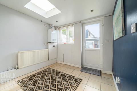 14 Westlyn Close, Rainham, RM13 9JP