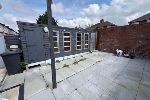 3 bedroom semi-detached house to rent, Summers Avenue, Bootle