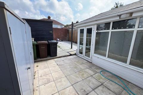 3 bedroom semi-detached house to rent, Summers Avenue, Bootle