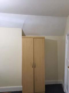 1 bedroom in a flat share to rent, Room to let in Willesden High Road