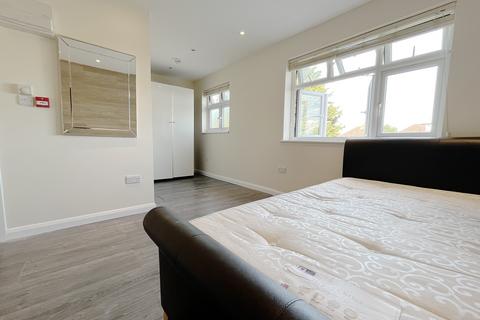 1 bedroom in a house share to rent, Vicarage Farm Road, Hounslow, Greater London, TW5