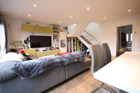 11 Maytree Close, Edgware, HA8 8XX