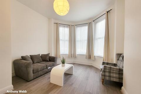 2 bedroom flat to rent, Frobisher Road, London N8