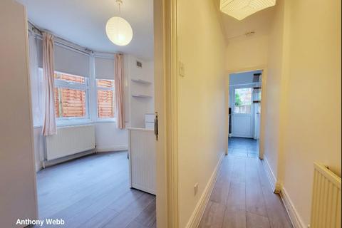 2 bedroom flat to rent, Frobisher Road, London N8