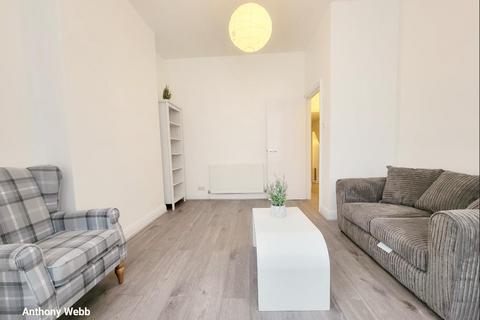 2 bedroom flat to rent, Frobisher Road, London N8