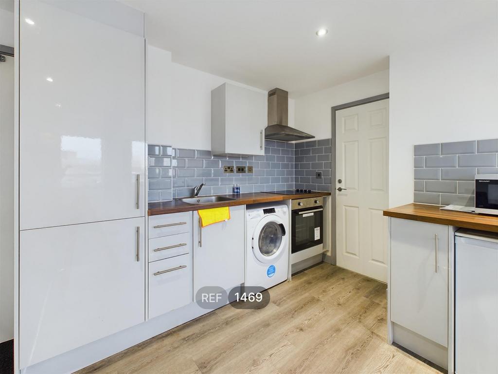 Kitchen &amp; Living area