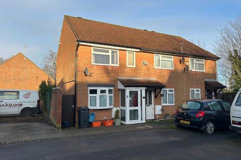 2 bedroom end of terrace house to rent, Berenger Close, Swindon