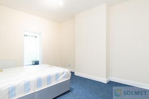 Studio to rent, Robson Avenue, London NW10