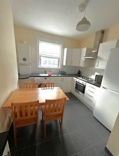 3 bedroom flat to rent, N4, Harringay - 3 Bedroom (2nd Floor Flat)