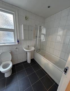 3 bedroom flat to rent, N4, Harringay - 3 Bedroom (2nd Floor Flat)