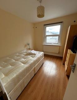 3 bedroom flat to rent, N4, Harringay - 3 Bedroom (2nd Floor Flat)