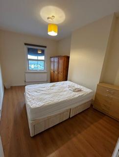 3 bedroom flat to rent, N4, Harringay - 3 Bedroom (2nd Floor Flat)