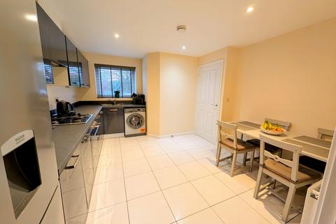 3 bedroom townhouse to rent, Dennett Close, Nottingham, ng3 2gl