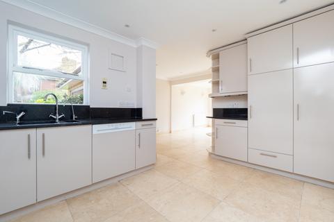 5 bedroom detached house to rent, Bridleway Close, Epsom KT17