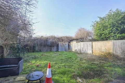 5 bedroom detached house to rent, Jade Close, London E16