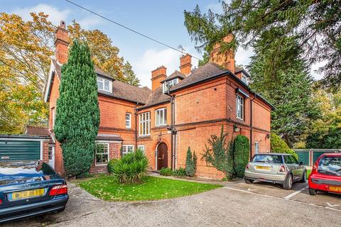 2 bedroom flat to rent, Middle Hill, Surrey TW20