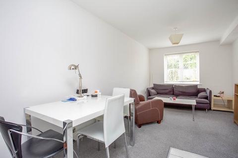 2 bedroom flat to rent, Stoneylands Road, Surrey TW20