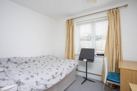 2 bedroom flat to rent, Stoneylands Road, Surrey TW20