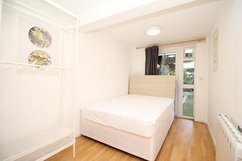 1 bedroom house to rent, Middle Hill, Surrey TW20