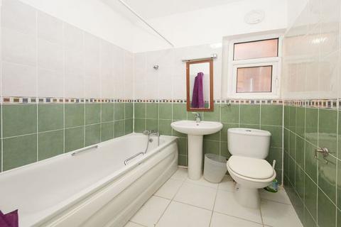 2 bedroom flat to rent, NW2