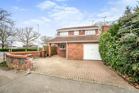 4 bedroom detached house to rent, Wyvill Close, Kent ME8