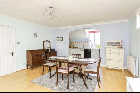 2 bedroom flat to rent, Royal Gate, Hampshire PO4