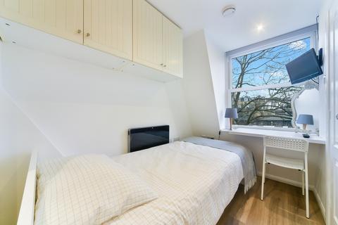 Studio to rent, Kempsford Gardens, SW5