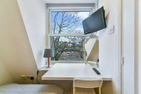 Studio to rent, Kempsford Gardens, SW5