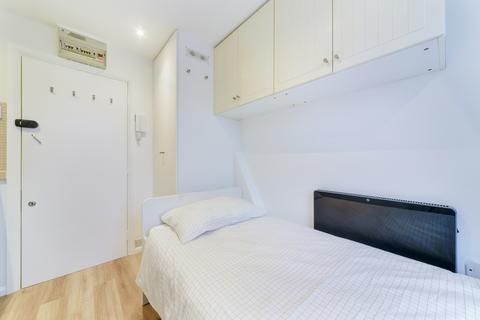 Studio to rent, Kempsford Gardens, SW5