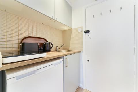 Studio to rent, Kempsford Gardens, SW5