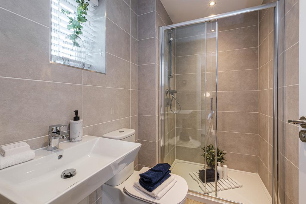 Avondale en suite shower