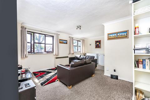 2 bedroom flat to rent, Somerset Gardens, London