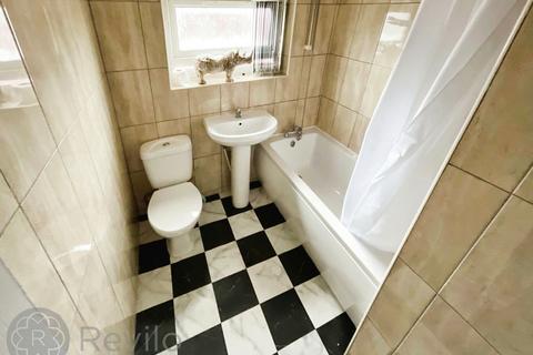 2 bedroom terraced house to rent, Davyhulme Street, Rochdale, OL12