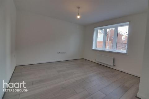 3 bedroom semi-detached house to rent, The Hollies, Peterborough