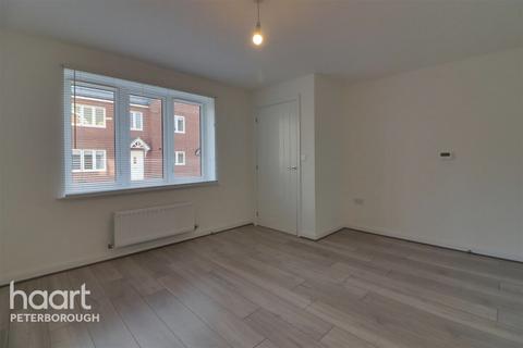 3 bedroom semi-detached house to rent, The Hollies, Peterborough