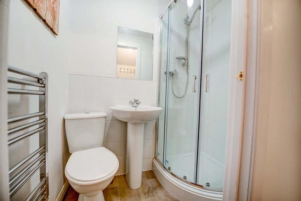 A modern and well maintained bathroom featuring...